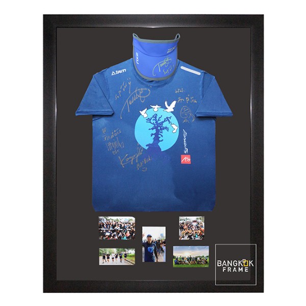 กรอบรูปโชร์เสื้อขาวพร้อมลายเซ็นนักร้องที่ชอบ